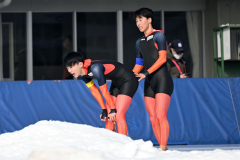 男子１５００メートルのゴール後、優勝した久保颯大（左、白樺学園）をねぎらうかのように後方から背中を押す宮坂大地（右、同）