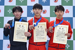 男子１５００メートルで表彰台を独占した十勝勢。左から２位の日下賢将（帯三条）、優勝の久保颯大（白樺学園）、３位の宮坂大地（同）＝２１日・岩手県営スケート場