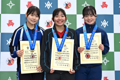 女子５００メートルの表彰式。左から２位の笹渕和花（帯南商）、優勝の奥秋静子（帯三条）、３位の田畑妃毬（駒大苫小牧）