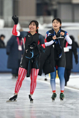 女子５００メートルのゴール後、スタンドへ手を振る奥秋静子（左、帯三条）。右側を並走するのは２位の笹渕和花（帯南商）