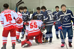 試合後、帯工の選手たちは肩を落とす水戸啓明のＧＫホワイト塁選手（５５番）のもとに集まり、健闘をたたえる場面も（金野和彦撮影）