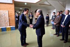 昭和商学校内で鈴木知事（左）を出迎える小野町長（右）