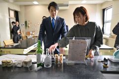昭和商学校内を視察する鈴木知事（中央）