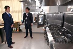昭和商学校内を視察する鈴木知事（左）