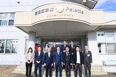 昭和商学校で行われた「なおみちカフェ」の参加者ら（前列中央が鈴木知事、同左から３人目が小野町長、同右から宮原副町長、米田社長、山本社長）