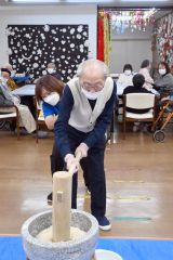 餅つきに参加したデイサービスの利用者