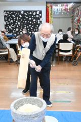 餅つきに参加したデイサービスの利用者