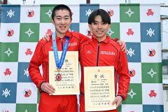 男子５０００メートルで入賞した白樺学園勢。左から３位の堀川雄大、６位の長岡歩太