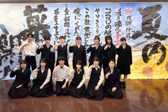来場を呼び掛ける帯広三条高校書道部員ら