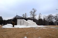 少雪の中、氷まつり開催に向けて準備を進めている自衛隊員たち（１月２３日午前１０時半ごろ）