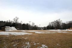 氷まつり開催に向けて準備が進んでいる会場。少雪で地面が見えている（１月２３日午前１０時半ごろ）