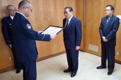 兼平署長（左）から道警本部交通部長感謝状を受け取る菅原部会長