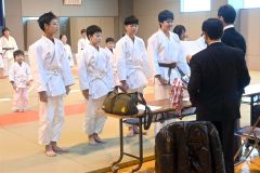 岩野さん、木村さん、笠井さんが優勝　幕別鏡開き柔道大会 2