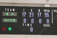 電光掲示板に表示された５５―０の試合結果（金野和彦撮影）