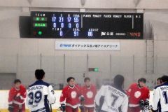 電光掲示板に表示された５５―０の試合結果（金野和彦撮影）