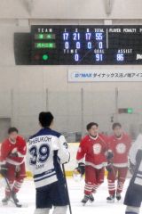 電光掲示板に表示された５５―０の試合結果（金野和彦撮影）
