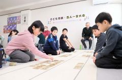 約３０人が熱戦を繰り広げた百人一首大会