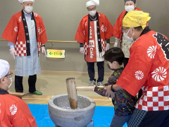 子ども食堂「すまいる」で餅つき奉仕、帯広ロータリー 3