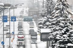 久々の雪景色、帯広８センチ　除雪車も稼働