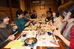 ワインと料理のペアリングを楽しみながら会話を弾ませる参加者