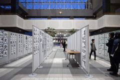 書作品を楽しむ来場者