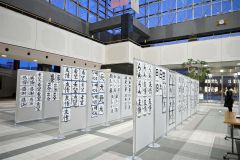 書作品を楽しむ来場者