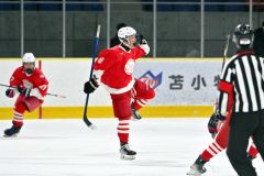 【決勝・清水―駒大苫小牧】第１ピリオド９分過ぎ、清水のＦＷ一二三蒼太（中央）先制のゴール決める（金野和彦撮影）