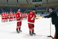 準優勝の賞状を受け取る清水の工藤秀生主将（右）と大工原澪央副主将（金野和彦撮影）
