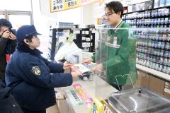 サポートシステムの開始を受けて、24日にセブン―イレブン音更木野大通西店を訪れた担当の警察官
