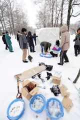 氷雪像を制作する様子（助川かおる通信員撮影）
