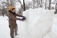 氷雪像を制作する様子（助川かおる通信員撮影）