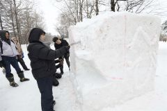 氷雪像を制作する様子（助川かおる通信員撮影）