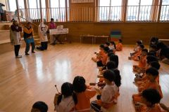 学生や幼稚園教諭らが演者を務めたミュージカルのＢＧＭを手作りのウッドトーンチャイムで奏でる園児ら