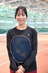 女子１８歳以下シングルスを制し、笑顔を見せる三崎心愛（帯大谷高）