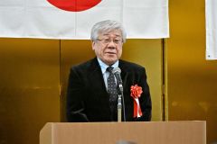 謝辞を述べる坂田良三氏