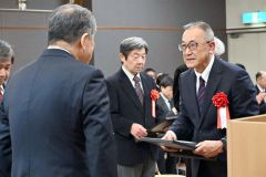 記念の盾を受け取った佐々木正一氏