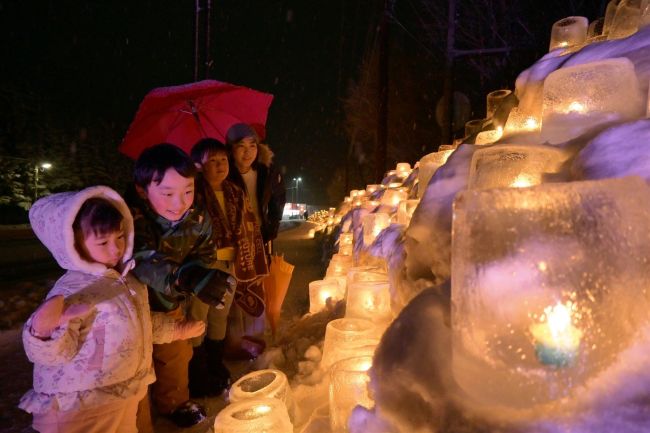 氷灯の日高山脈がお目見え　中札内でイベント