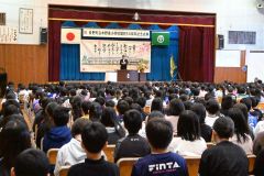 総勢６００人が記念式典に参加し、木野東小学校の開校５０周年を祝った