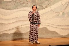 飛び入り演目で歌謡浪曲を披露した潮田月若副校長