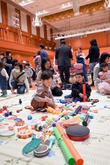 音の鳴るおもちゃの楽器を自由に触って遊ぶ子どもたち