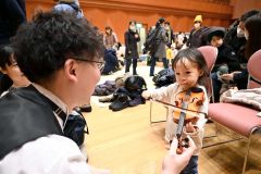 親子１６０人が音楽に触れる　中札内で「０歳からのオーケストラ」