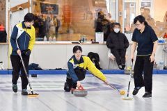 【女子決勝・札幌国際大―帯畜大櫻井】ショットを放つ帯畜大櫻井のスキップ櫻井羽瑠子（中央）。左は松村菜々子、右は大西優那