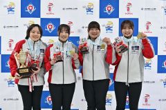 中村碧音（右）ら女子優勝の札幌国際大