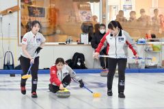 【女子決勝・札幌国際大―帯畜大櫻井】札幌国際大のスキップとして、勝利につながるショットを決めた帯広出身の中村碧音（手前中央）