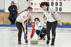 【女子決勝・札幌国際大―帯畜大櫻井】札幌国際大のスキップとして、勝利につながるショットを決めた帯広出身の中村碧音（中央）