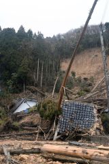 土砂崩れに巻き込まれたままで放置されている輪島市内の住宅