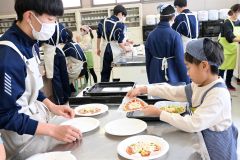 高校生とピザ作りを楽しむ小学生ら