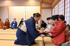 掛け軸などを堪能しながら茶を味わう会員ら
