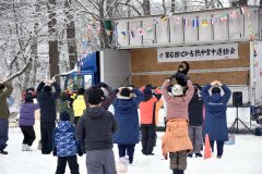 準備運動をする参加者たち