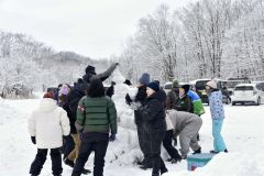 仲間と雪を積み上げる参加者たち